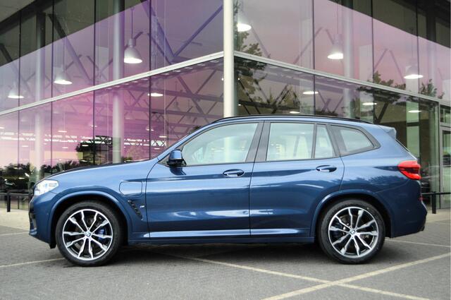 BMW X3 xDrive30e High Executive M Sport Automaat / Panoramadak / Trekhaak / Sportstoelen / Adaptieve LED / Comfort Access / Parking Assistant Plus / Head-Up / Live Cockpit Professional