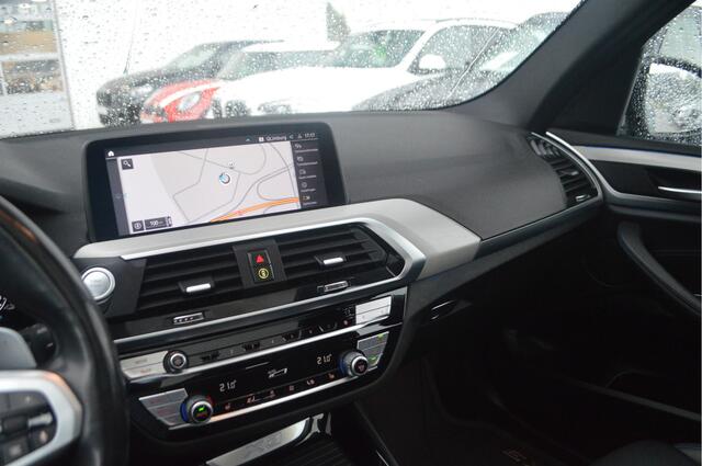 BMW X3 xDrive30e High Executive M Sport Automaat / Panoramadak / Trekhaak / Sportstoelen / Adaptieve LED / Comfort Access / Parking Assistant Plus / Head-Up / Live Cockpit Professional