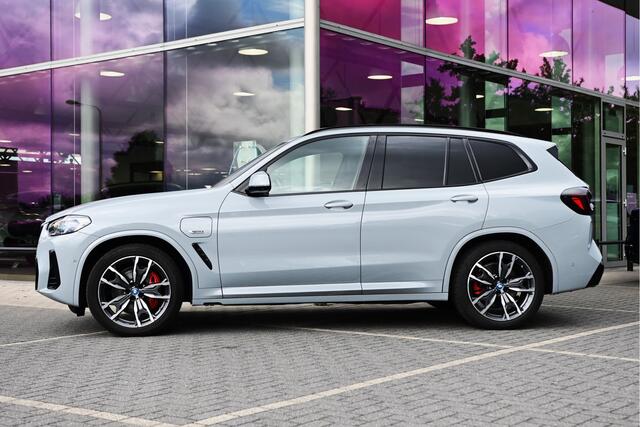 BMW X3 xDrive30e High Executive M Sport Automaat / Panoramadak / Trekhaak / Sportstoelen / Laserlight / Comfort Access / Parking Assistant Plus / Head-Up / Stuurverwarming