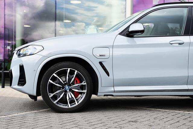 BMW X3 xDrive30e High Executive M Sport Automaat / Panoramadak / Trekhaak / Sportstoelen / Laserlight / Comfort Access / Parking Assistant Plus / Head-Up / Stuurverwarming