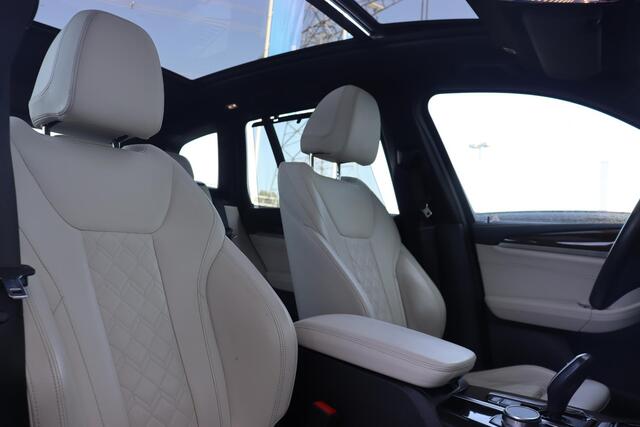 BMW X3 xDrive30e Business Edition Plus Luxury Line / 20" LMV / Panoramadak / Head Up Display / Elektrisch Verstelbare Voorstoelen incl Geheugen / Parking Pack / Individuaal Lederen bekleding / Achterbank verwarming / Stuurwielrand verwarming / Driving Assistent
