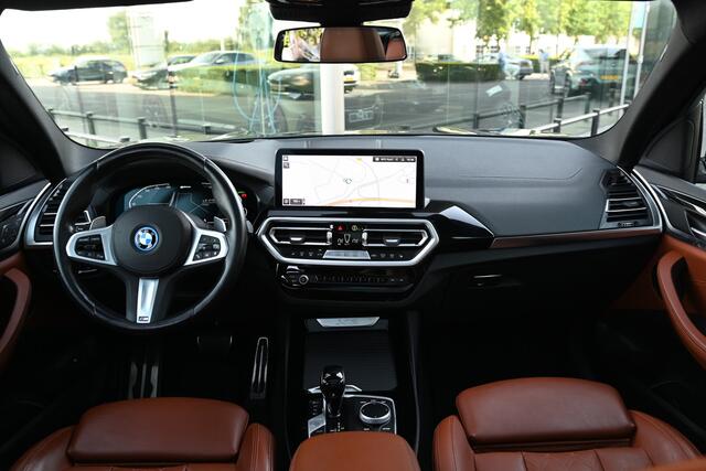 BMW X3 30e xDrive High Executive M Sport Automaat / Panoramadak / Sportstoelen / Laserlight / Comfort Access / Stoelverwarming / Head-Up / BMW Live Cockpit Professional