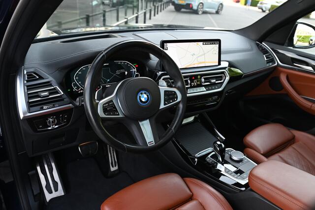 BMW X3 30e xDrive High Executive M Sport Automaat / Panoramadak / Sportstoelen / Laserlight / Comfort Access / Stoelverwarming / Head-Up / BMW Live Cockpit Professional