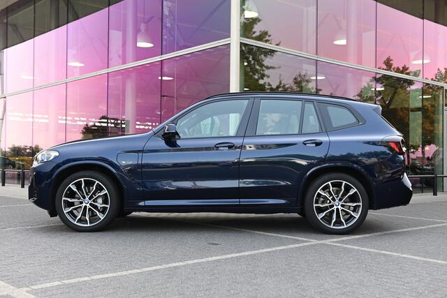 BMW X3 30e xDrive High Executive M Sport Automaat / Panoramadak / Sportstoelen / Laserlight / Comfort Access / Stoelverwarming / Head-Up / BMW Live Cockpit Professional