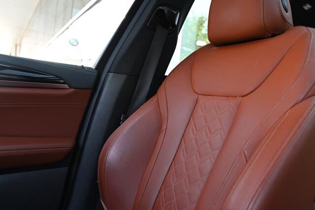 BMW X3 30e xDrive High Executive M Sport Automaat / Panoramadak / Sportstoelen / Laserlight / Comfort Access / Stoelverwarming / Head-Up / BMW Live Cockpit Professional