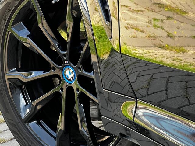 BMW X3 xDrive30e M-Sport All Black Pack Turbo 293 PK / Panodak / Head Up / Apple CarPlay / Laser Led / Leder M-Sport Int M Blauw Stiksels / Navi / 20" M-Sport Velg / NW Prijs ¤ 86512,- / 1e Eigenaar!