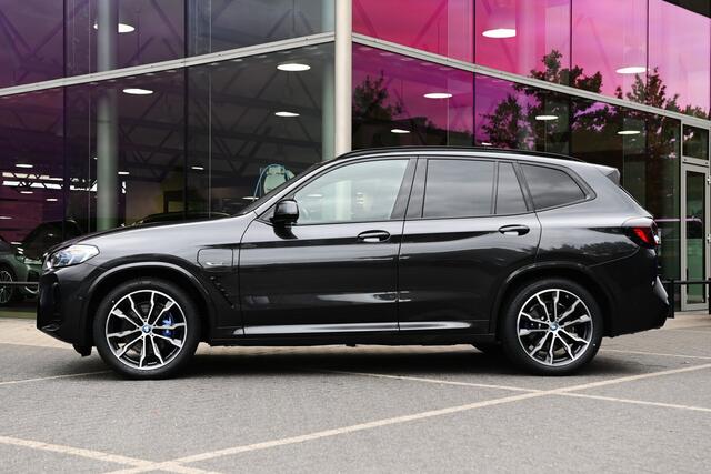 BMW X3 xDrive30e M Sport Automaat / Panoramadak / Trekhaak / Sportstoelen / Achteruitrijcamera / Laserlight / Comfort Access / Head-Up / Harman Kardon / Live Cockpit Professional