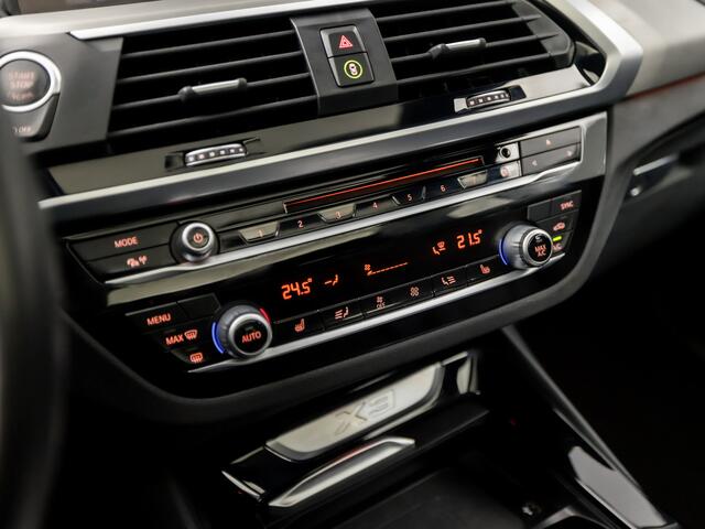 BMW X3 xDrive20i High Executive 184Pk Automaat (PANORAMADAK, HEAD-UP DISPLAY, GROOT NAVI, STUUR/STOELVERWARMING, ELEK SPORTSTOELEN, LEDER, ZWART HEMEL, GETINT GLAS, SFEERVERLICHTING, NIEUWSTAAT)