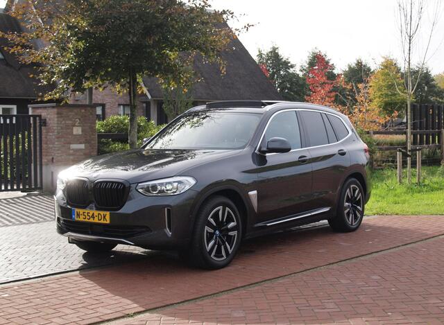 BMW X3 iX3 Executive 80 kWh | Panoramadak | Camera | Trekhaak | Sfeerverlichting | Apple Carplay |