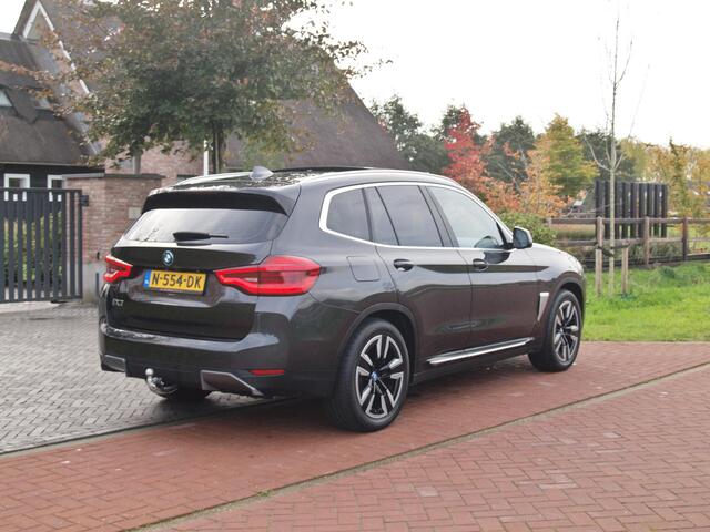 BMW X3 iX3 Executive 80 kWh | Panoramadak | Camera | Trekhaak | Sfeerverlichting | Apple Carplay |