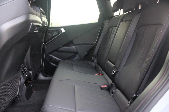 BMW X3 30e xDRIVE M-SPORT 299PK | M-SPORTPAKKET 337 MET O.A. M AERODYNAMICA PAKKET - SHADOWLINE RAAMOMLIJSTING - M-SPORT ONDERSTEL - M-INTERIEUR PAKKET - VEGANZA LEDEREN BEKLEDING - M-SPORT INTERIEURLIJSTEN - M-SPORTSTUUR - M ZWARTE HEMELBEKLEDING | PREMIUM PACK