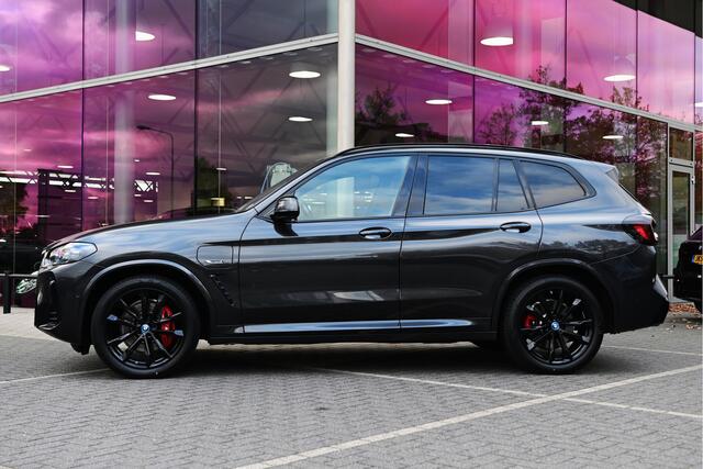 BMW X3 xDrive30e High Executive M Sport Automaat / Panoramadak / Sportstoelen / Achteruitrijcamera / Adaptief onderstel / Adaptieve LED / Head-Up / Stoelverwarming