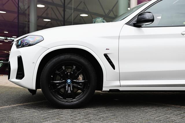 BMW X3 iX3 Executive / Trekhaak / Panoramadak / Sportstoelen / Achteruitrijcamera / Adaptieve LED / Live Cockpit Professional / Adaptief onderstel