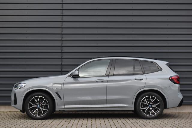 BMW X3 xDrive30e M Sport Shadow | Pano | Laser | Head-Up | Trekhaak | CarPlay | Stuur+Stoelverwarming |