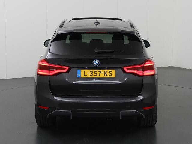 BMW X3 iX3 High Executive 80 kWh | M-Pakket | SOH 95% | Panoramadak | Adaptieve Cruise Control | Ele. verstelbare stoelen + geheugen | Sportstoelen | 360 Camera | Apple CarPlay/Android Auto | Trekhaak El. uitklapbaar | HUD |