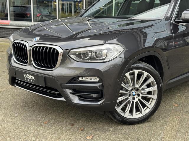 BMW X3 xDrive20i High Executive / Panoramadak / Adaptive LED / Camera / Navigatiesysteem Professional / Trekhaak / Sportstoel / HiFi Luidsprekersysteem / Stoelverwarming / 20" velgen / Dakreling