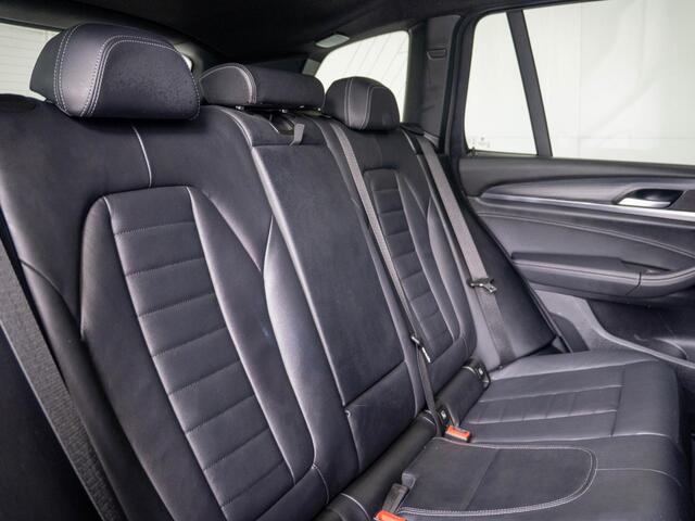 BMW X3 xDrive30e | High Executive | Comfort Access | Achteruitrijcamera | Panoramadak | Stoelverwarming | Head-Up Display | 19''