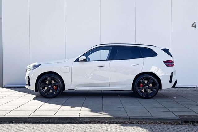 BMW X3 30e xDrive M-Sport / Trekhaak / Glazen dak / Driving Assistant Plus / 22 inch / Stoelventilatie / Harman Kardon Audio / Head Up Display