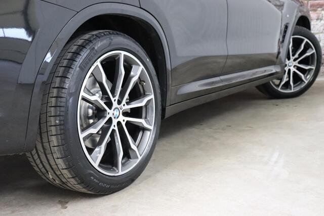 BMW X3 xDrive20i High Executive M Sport Pakket Automaat / Panoramadak / Trekhaak / Leder / Driving Assistant / Navigatie Professional / Head-Up Display / Stoelverwarming / Chrome Line / Hifi / Active Protection / Uitgebreide LED-koplampen / 20 Inch / Multifuncti