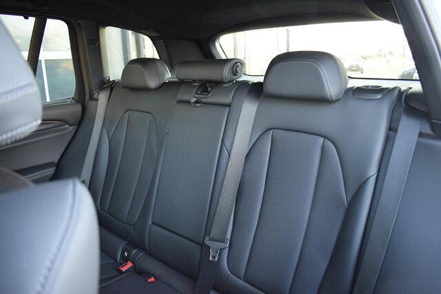 BMW X3 xDrive30e High Executive | M-Sport | Leer | HUD | Stuur- en Stoelverwarming