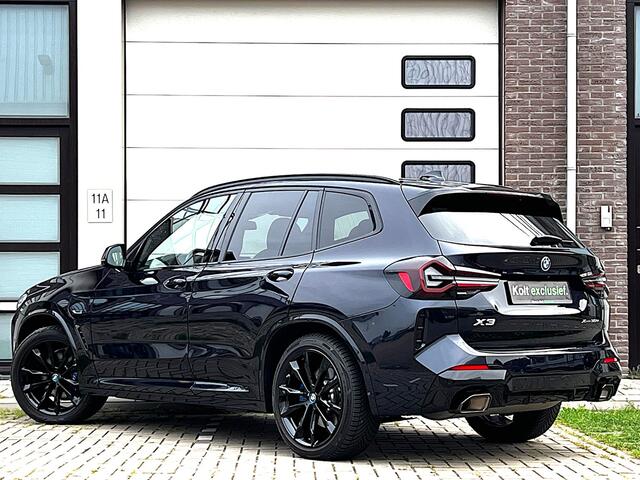 BMW X3 xDrive30e M-Sport All Black Pack Turbo 293 PK / Panodak / Head Up / Apple CarPlay / Laser Led / Leder M-Sport Int M Blauw Stiksels / Navi / 20" M-Sport Velg / NW Prijs ¤ 86512,- / 1e Eigenaar!