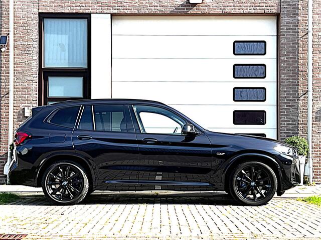 BMW X3 xDrive30e M-Sport All Black Pack Turbo 293 PK / Panodak / Head Up / Apple CarPlay / Laser Led / Leder M-Sport Int M Blauw Stiksels / Navi / 20" M-Sport Velg / NW Prijs ¤ 86512,- / 1e Eigenaar!