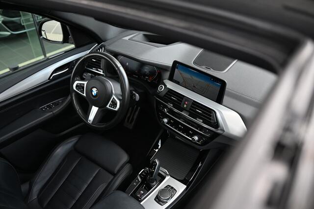 BMW X3 xDrive30i High Executive Automaat / Panoramadak / Trekhaak / Sportstoelen / Adaptieve LED / Head-Up / Comfort Access / Achteruitrijcamera