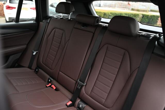 BMW X3 xDrive30e High Executive M Sport Automaat / Trekhaak / Panaromadak / Sportstoelen / Laserlight / Head-Up / Stoelverwarming / Parking Assistant Plus