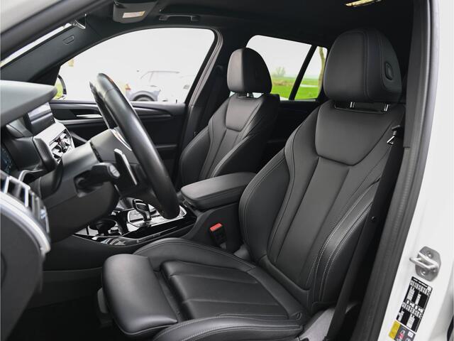 BMW X3 BMW X3 xDrive30e 292PK M-Sport Electr/Tr.Haak Keyless Sfeerverl Camera 19-Inch Black&White!