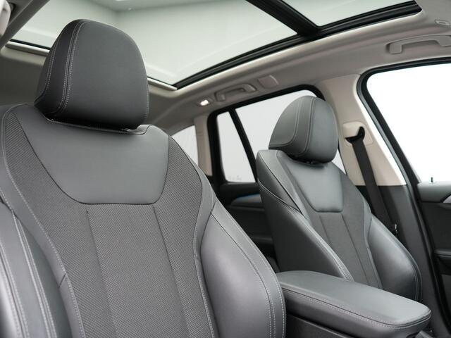 BMW X3 xDrive30e Sportline PHEV 293pk Dealer O.H | Trekhaak Af Fabriek | Panodak | Head Up | Sportstoelen Verwarmd | Sfeerverlichting | Keyless | Apple Carplay | LED Koplampen | Blis | Navigatie | DAB | Cruise Control | Plug In Hybrid |