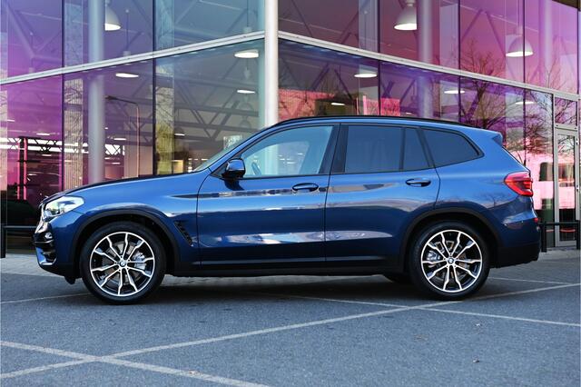 BMW X3 xDrive20i High Executive Automaat / Trekhaak / Panoramadak / Sportstoelen / Stoelverwarming / LED / 20" LMV / Navigatie