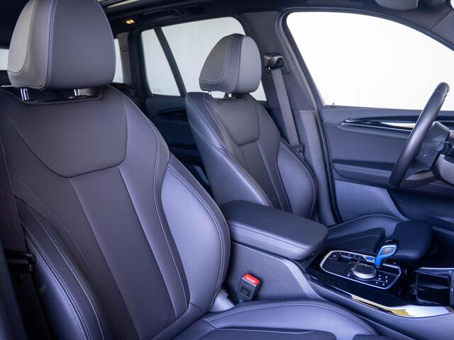 BMW X3 iX3 | Executive | Parking Pack | Achteruitrijcamera | Stoelverwarming | Driving Assistant Professional | 19''