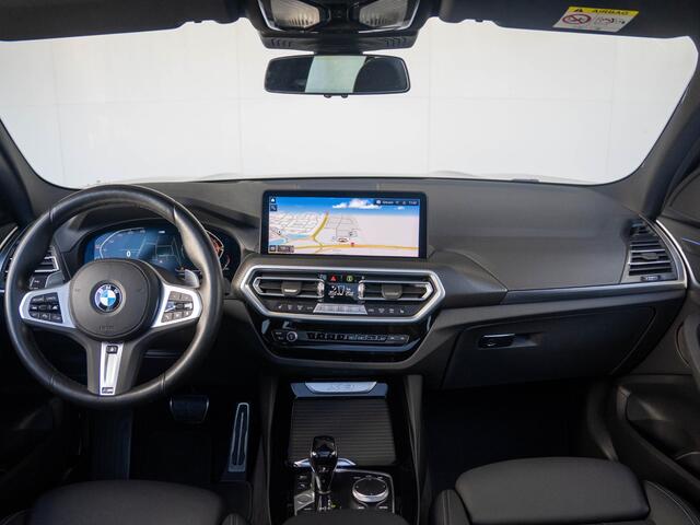 BMW X3 xDrive20i | M Sportpakket | Stuurwielrand verwarmd | Achteruitrijcamera | Panoramadak | Stoelverwarming | Head-Up Display | 19''