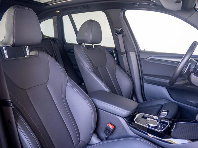 BMW X3 xDrive20i | M Sportpakket | Stuurwielrand verwarmd | Achteruitrijcamera | Panoramadak | Stoelverwarming | Head-Up Display | 19''