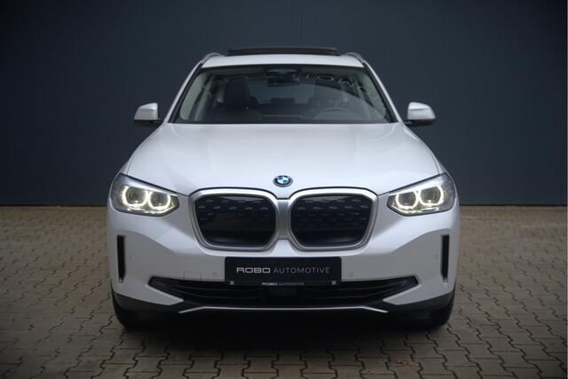 BMW X3 iX3 Executive 80 kWh | Panoramadak | Keyless | Stoelverwarming | Camera | Adaptief Onderstel | Adaptive LED | Elektrische Stoelen | Apple Carplay | Navigatie | Ambiance Verlichting