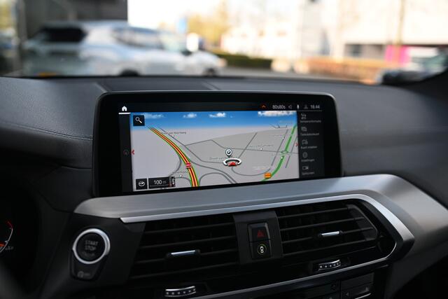 BMW X3 xDrive20i High Executive M Sport Automaat / Trekhaak / Panoramadak / Sportstoelen / Comfort Access / Adaptieve LED / Head-Up / 20"LM-velgen