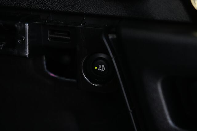 BMW X3 xDrive20i High Executive M Sport Automaat / Trekhaak / Panoramadak / Sportstoelen / Comfort Access / Adaptieve LED / Head-Up / 20"LM-velgen