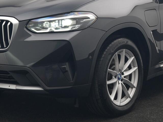BMW X3 xDrive30e High Executive FACELIFT PHEV 293pk | Trekhaak Af Fabriek | Head Up | Camera | Harman / Kardon | Lederen Sportstoelen Memory & Ventilatie | Keyless | Blis | Stoelen & Stuur Verwarmd | Apple Carplay | Navigatie | DAB | Plug In Hybrid |