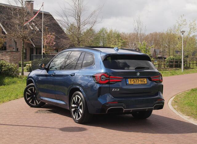 BMW X3 iX3 Executive 80 kWh | Panoramadak | Camera | Sfeerverlichting | Apple Carplay | Cruise Control |