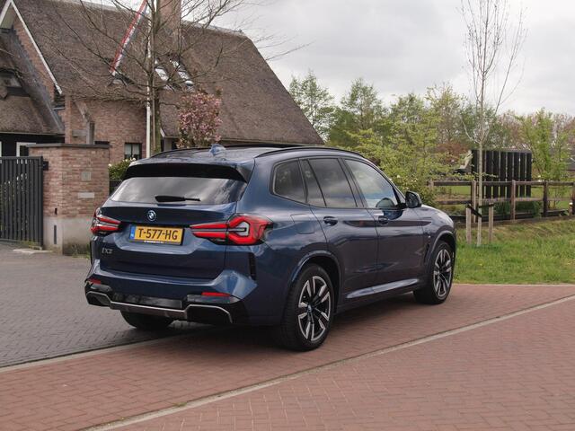BMW X3 iX3 Executive 80 kWh | Panoramadak | Camera | Sfeerverlichting | Apple Carplay | Cruise Control |