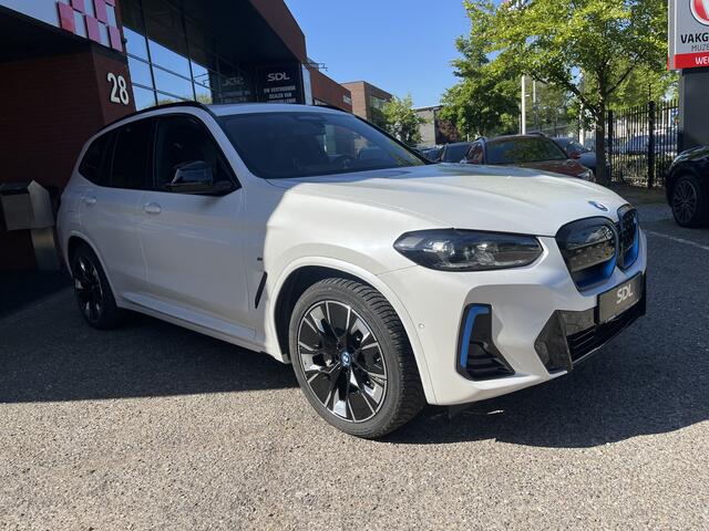 BMW X3 iX3 High Executive M Sport Shadow Line 80 kWh // HUD-DISPLAY // SCHUIF-KANTELDAK // LEDER+ELEK. STOELEN // HARMAN&KARDON AUDIO // ELEK. KLEP// ADAPT. CRUISE // KEYLESS // 360 CAMERA //