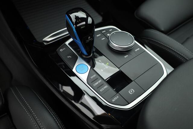 BMW X3 iX3 M Sport 80 kWh | Rijklaar! | Pano | Adapt. Cruise | Camera | Keyless | Leder | Stoelverw.