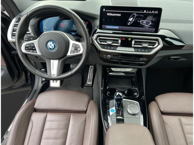 BMW X3 iX3 M-SPORT 80 kWh (210kW/286pk) ** LED, BRUIN LEDER, PANO, HuD, CARBON SCHWARZ, TREKH, 20-inch LMV ** 1e EIG - UNFALLFREI ** ** INFORMEER OOK NAAR ONZE AANTREKKELIJKE FINANCIAL-LEASE TARIEVEN **
