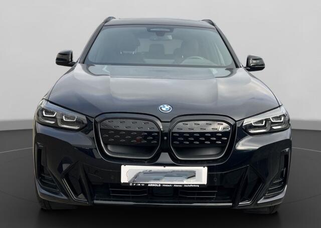 BMW X3 iX3 M-SPORT 80 kWh (210kW/286pk) ** LED, BRUIN LEDER, PANO, HuD, CARBON SCHWARZ, TREKH, 20-inch LMV ** 1e EIG - UNFALLFREI ** ** INFORMEER OOK NAAR ONZE AANTREKKELIJKE FINANCIAL-LEASE TARIEVEN **