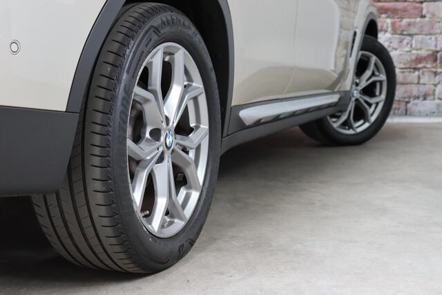 BMW X3 xDrive20i High Executive xLine Automaat / Navigatie Professional / Panoramadak / Trekhaak / Head-Up Display / Achteruitrijcamera / Stoelverwaming / HiFi / Cruise Control / Leder / LED /