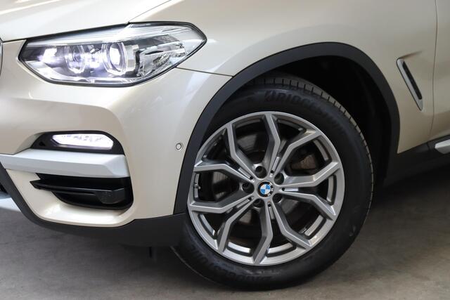 BMW X3 xDrive20i High Executive xLine Automaat / Navigatie Professional / Panoramadak / Trekhaak / Head-Up Display / Achteruitrijcamera / Stoelverwaming / HiFi / Cruise Control / Leder / LED /