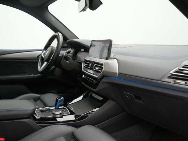 BMW X3 iX3 M Sport 80 kWh 286pk Dealer O.H. | Trekhaak Af Fabriek | Panodak | Head Up | Adaptive Cruise | 360 Camera | Adaptief Onderstel | Harman / Kardon | Lederen Sportstoelen Memory & Verwarmd | Keyless | Blis | Apple Carplay | Sfeerverlichting | Navigatie |