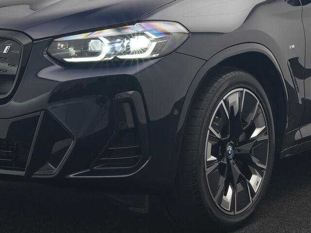 BMW X3 iX3 M Sport 80 kWh 286pk Dealer O.H. | Trekhaak Af Fabriek | Panodak | Head Up | Adaptive Cruise | 360 Camera | Adaptief Onderstel | Harman / Kardon | Lederen Sportstoelen Memory & Verwarmd | Keyless | Blis | Apple Carplay | Sfeerverlichting | Navigatie |
