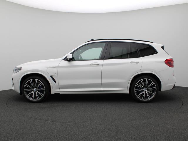 BMW X3 xDrive30e High Executive 292PK AUT8 M-Sport, SOH 96%, Pano-Schuifdak, Cruise Controle, Head-Up Display, M-Sportremmen, 360gr. Camera, Memorystoel, Stoel-Stuurverwarming, Trekhaak, 21" LM Velgen