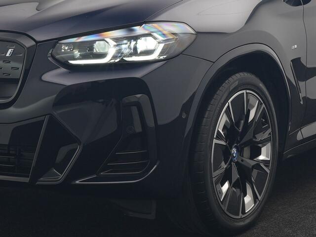 BMW X3 iX3 M Sport 80 kWh 286pk Dealer O.H. | Trekhaak Af Fabriek | Panodak | Head Up | 360 Camera | Harman / Kardon | Lederen Sportstoelen Memory & Verwarmd | Keyless | Blis | Sfeerverlichting | 20"L.M | Adaptive LED |